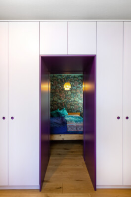 Raumbildender raumhoher Einbauschrank mit Durchgang zum Schlafzimmer