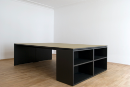 Doppelschreibtisch aus scharzem Plattenwerkstoff, Arbeitsfläche aus grünem Linoleum