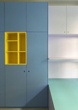 Einbaumöbel mit Schrank, Schreibtisch und Ebene in bunten Farben.