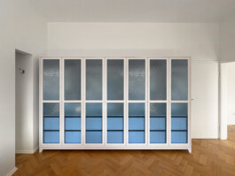 Kleiderschrank in pastell-blau mit Fronten in Rahmenbauweise mit blauer Strukturglas-Füllung.