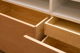 Schubkästen aus Massivholz mit Fingerzinken.