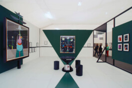 Ausstellungsraum aus grafischen Elementen, Farbflächen und Linien 