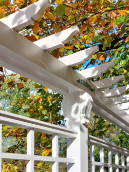 Neubau eines historischen Rankgitters an der Burg Lede in Bonn, nach Vorgaben des Denkmalschutzes. 