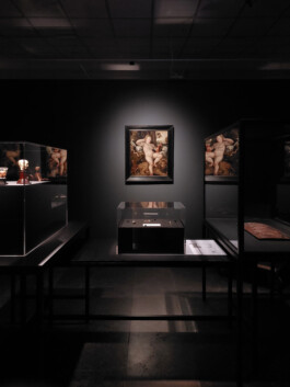 Vitrinen und Tische aus schwarzen Stahlgestellen mit mattschwarzen Platten und Plexiglas-Hauben 