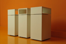 Drei weiße Sockel aus je einem geschlossenen und einem offenen Korpus. 