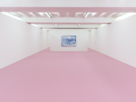 Weißer Ausstellungsraum mit rosa Boden 