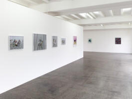 Weiße Stellwand mit Arbeiten der Künstlerin Annette Kelm.