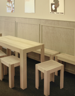 Bänke, Hocker und Tische aus Massivholz für eine Installation. 