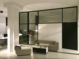 Büro-Trennwand aus dunkel gebeizten Rahmen mit Glasfüllung. Entwurf Rinnebach Architektur 