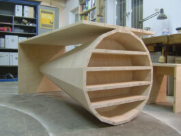 Tischplatte auf einem liegenden Trichter aus Tischlerplatte 