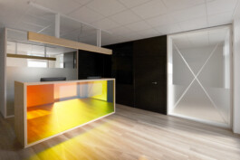 Empfangstresen mit irisierender Spiegelfront. 