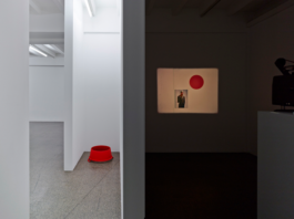 Installationsansicht auf zwei Räume, einer mit Projektion 