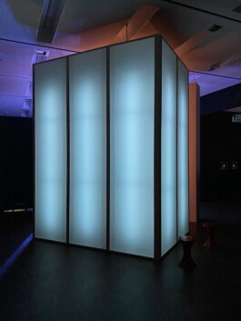 Installation aus mit Stoff bespannten Rahmen, die von hinten beleuchtet sind 