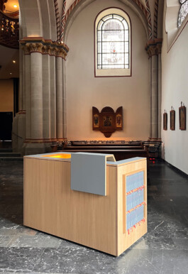 Informationstresen und Aufbewahrungsort für die Gesangsbücher im Bonner Münster. 