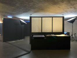 Rauminstallation und Ausstellung mit Sockeln und Stellwänden mit matt-schwarzem Schichtstoff. Entwurf DIIIP Architektur 
