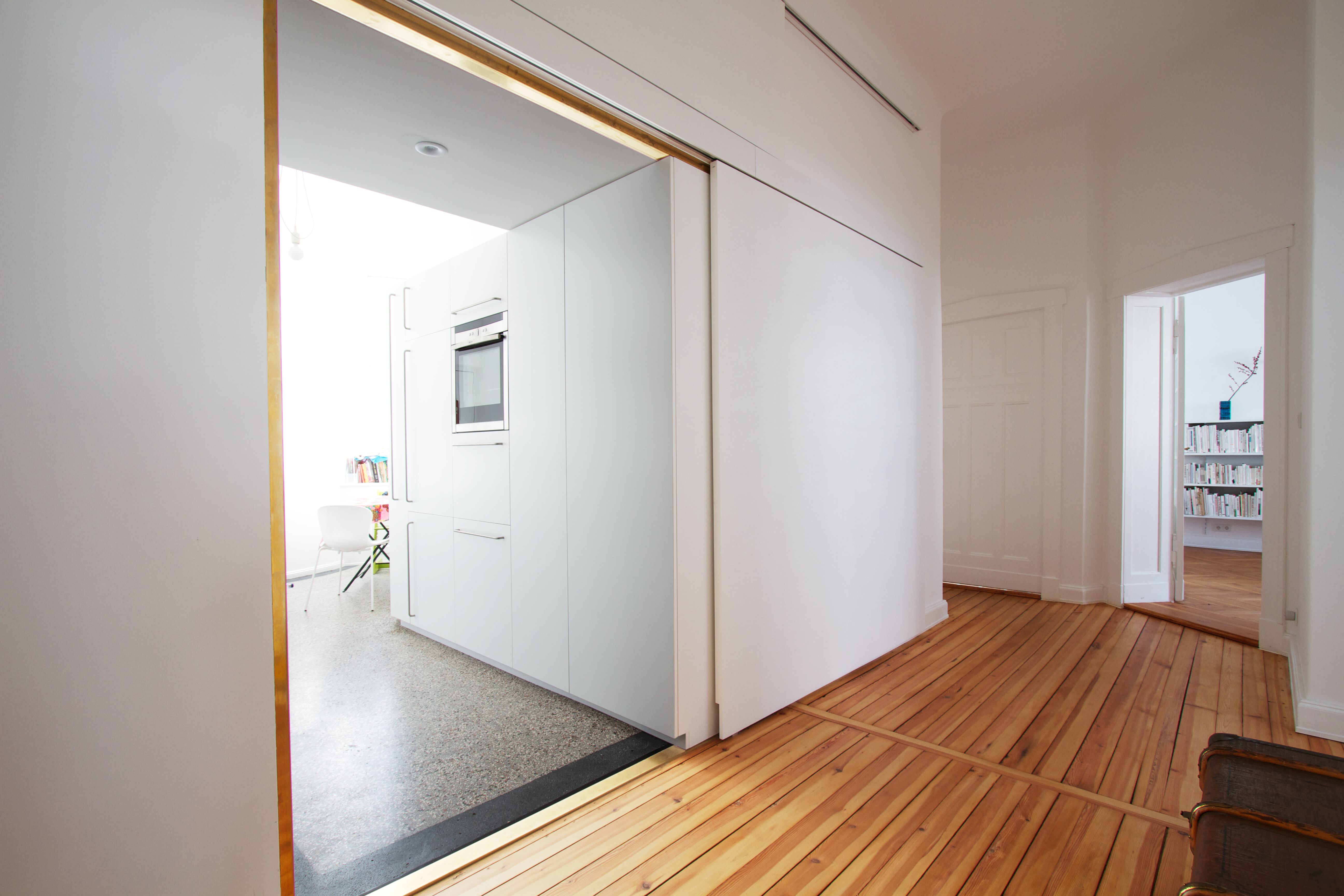 Große Schiebetür zu einer Küche. 