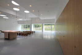 Lange Schrankwand für ein Gemeindezentrum der evangelischen Kirche in Bornheim. 