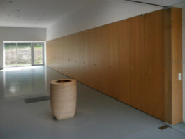 Lange Schrankwand für ein Gemeindezentrum der evangelischen Kirche in Bornheim. 