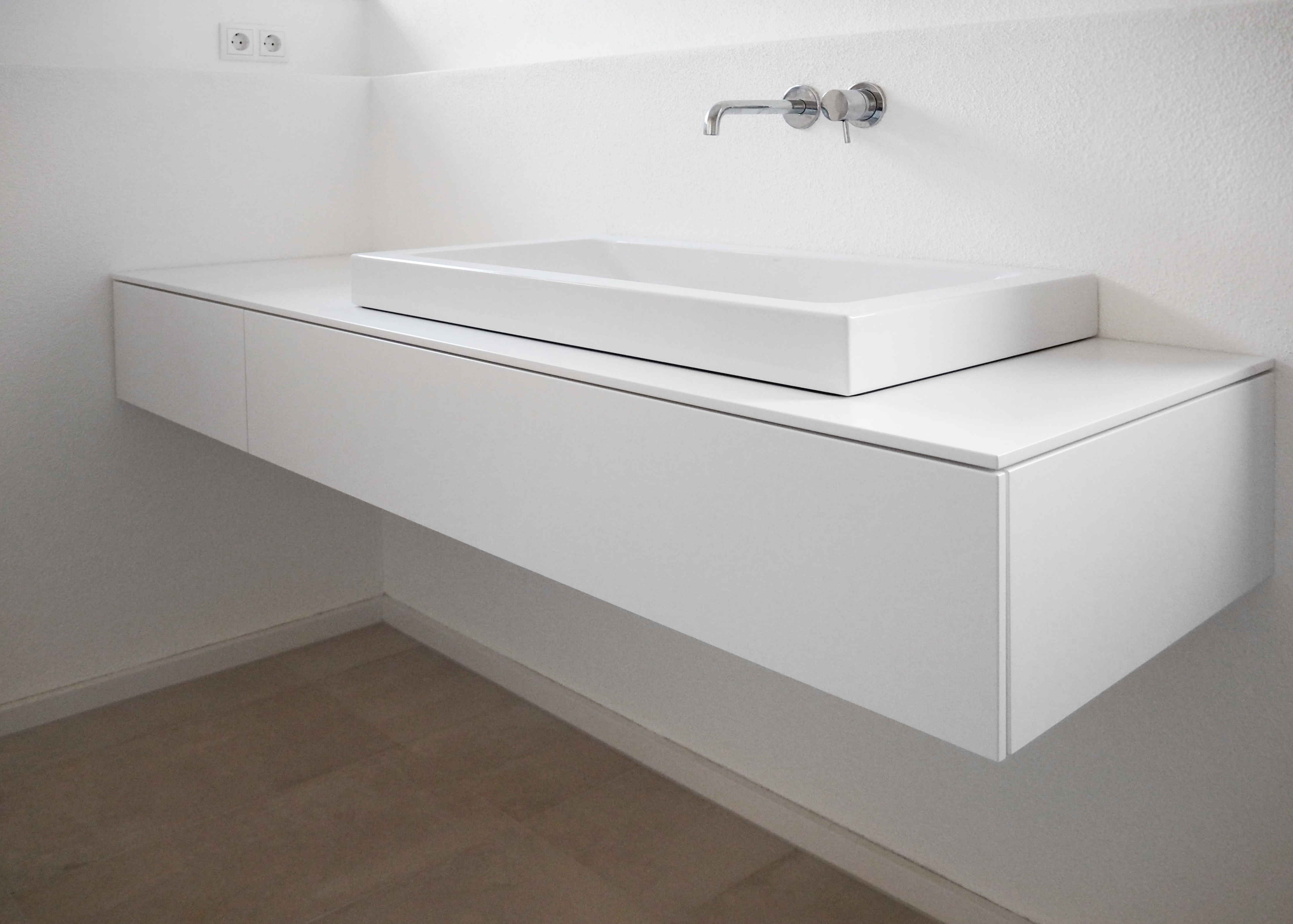 Weißer flacher Waschtisch, hängend montiert. 