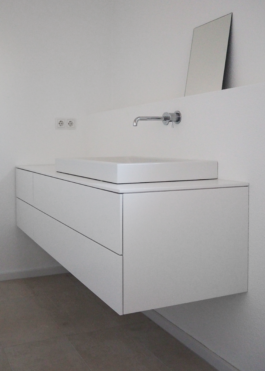 Weißer Waschtisch, hängend montiert. 