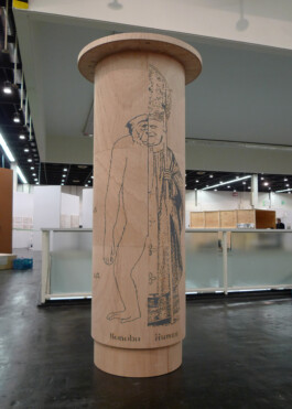 Litfaßsäule, Oberfläche Biegesperrholz mit Zeichnungen 