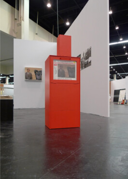 Rote Box, ähnlich wie Zeitungsverkaufsautomat mit Zeitung 