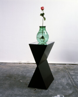 Schwarzer Sockel, X-Form, mit Objekt aus Glas 