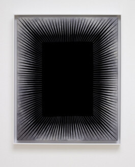 Schwarze Seidenmalerei in weißem Rahmen 