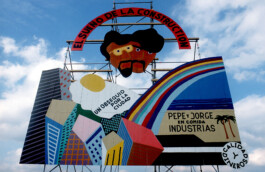 Gerüstkonstruktion mit buntbemalten Brettern 