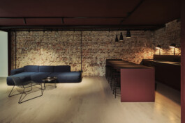 Zweizeilige Küche mit dunkelroter Linoleum Oberfläche und Sitzecke