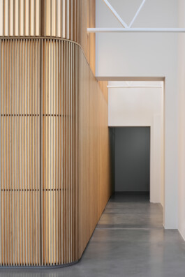 Lamellenwand mit gerundeter Ecke.