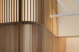 Detailaufnahme der abgerundeten Raumecke, durch die von hinten Licht scheint.