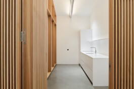 Blick in den Haushaltsraum mit ein weißen Unterschränken und Waschbecken.