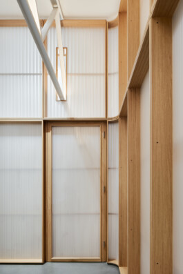 Innenansicht der Konstruktion aus Eicherahmen mit Füllungen aus Doppelstegplatte.