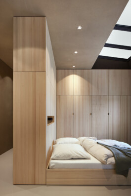 Raumhohe Einbauschränke und großes Bett aus weiß-geölter Weißtanne. 