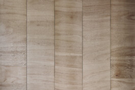 Fronten eines Kleiderschranks aus Tischlerplatte. 