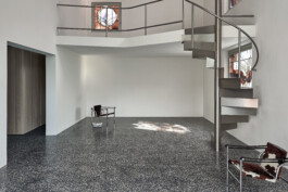 Raum mit leichter Stahl-Wendeltreppe zu Hochebene 