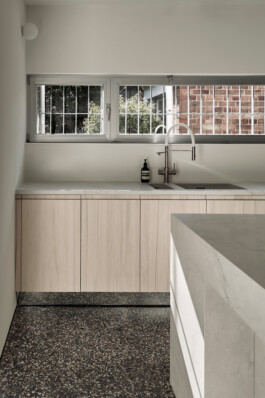 Küchen-Unterschränke mit Fronten aus weiß geölter Weißtanne-Dreischichtplatte. 