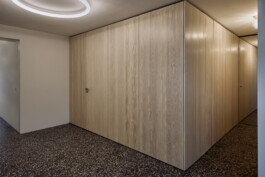 Wandpaneele aus weiß geölter 3-Schicht-Platte und raumhohe Spiegeltür. 