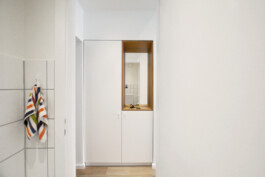 Weißer Einbauschrank mit Massivholz-Einsatz und Spiegel. 