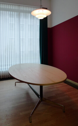 Ovaler Tisch mit Metallgestell.
