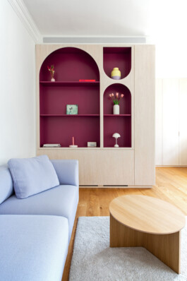 Dunkelrotes Regal mit Blenden aus Weißtanne