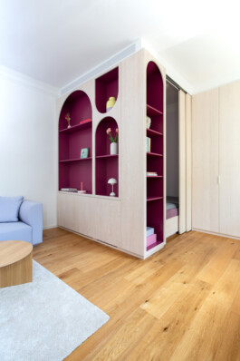 Einbau einer Schlafnische, die durch Schrank und Schiebetür vom Wohnzimmer abgetrennt ist.