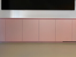 Niedriges Sideboard in der Farbe Marshmallow lackiert.