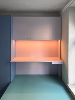 Einbaumöbel mit Schrank, Schreibtisch und Ebene in bunten Farben.