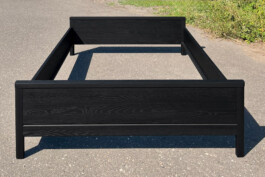 Bettgestell aus schwarzgebeizter Eiche.